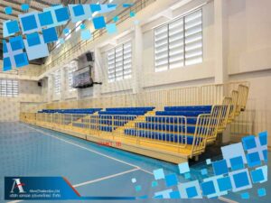 อัฒจันทร์พับเก็บได้ มีรั้วกั้นระหว่างผู้ชม และนักกีฬา